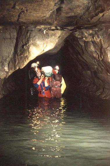 Tragentransport in der Falkensteiner Höhle